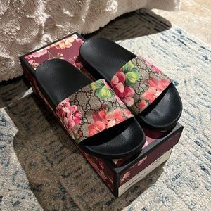 Gucci GG Supreme St.Blooms Place slide sandal Women’s size G37 (Women’s 7)